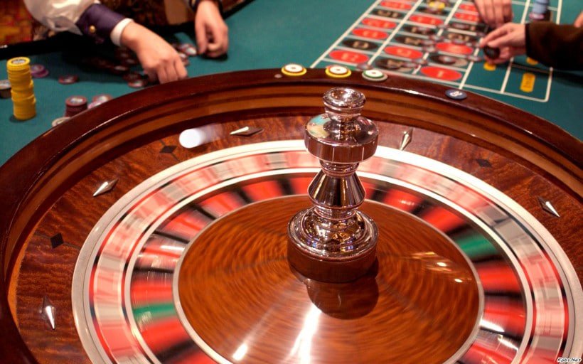 Giao diện 8kbe trên điện thoại với các trò chơi slot và sportsbook